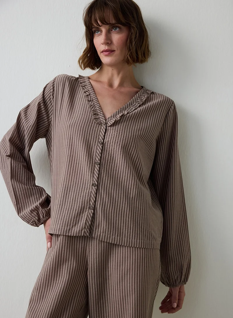 بنتي طقم بيجامة بياقة قميص كاروهات بني مع تفاصيل ربطة عنق